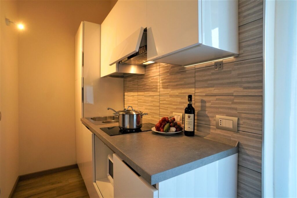 monolocale-deluxe-12_web svg+xml;charset=utf