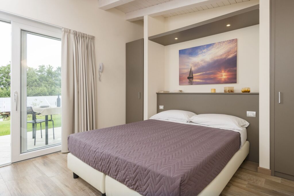 studio-deluxe-2_web svg+xml;charset=utf